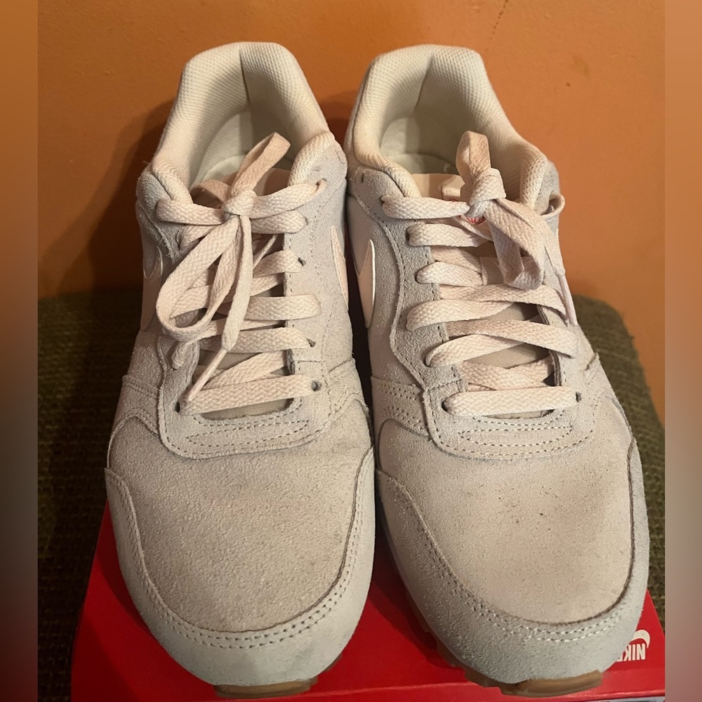 Nike Women's MD Runner 2 SE